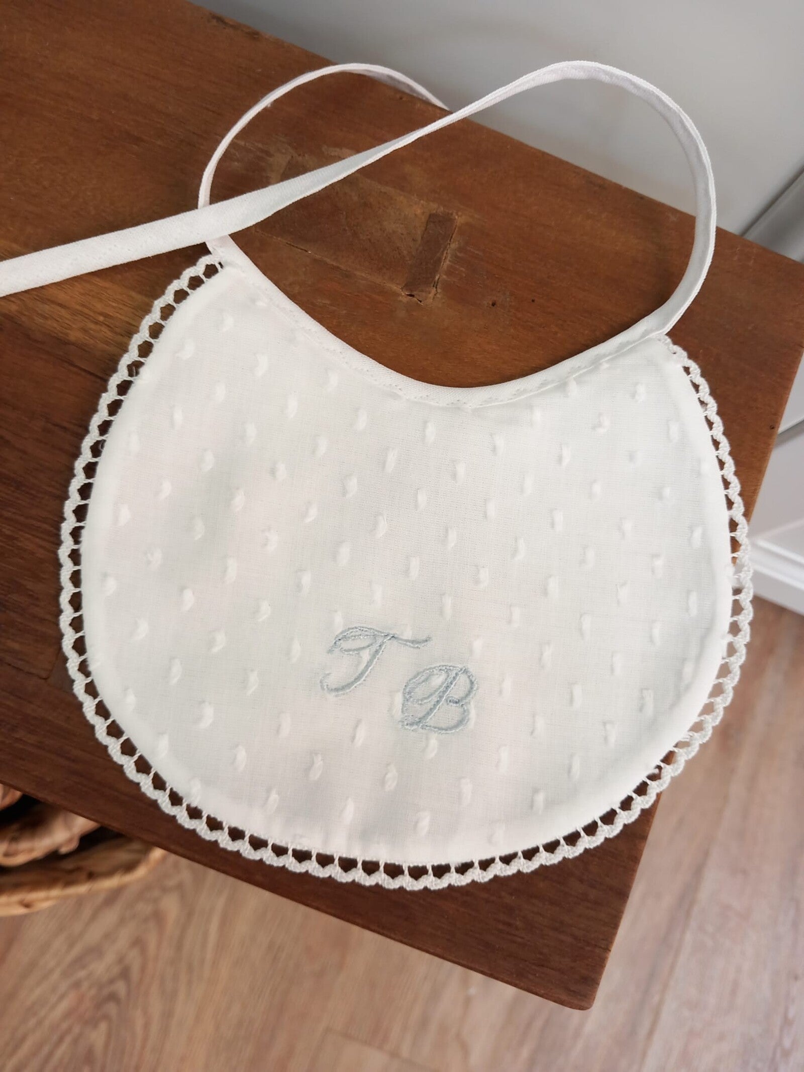 Bavaglino in plumetis con merlettino