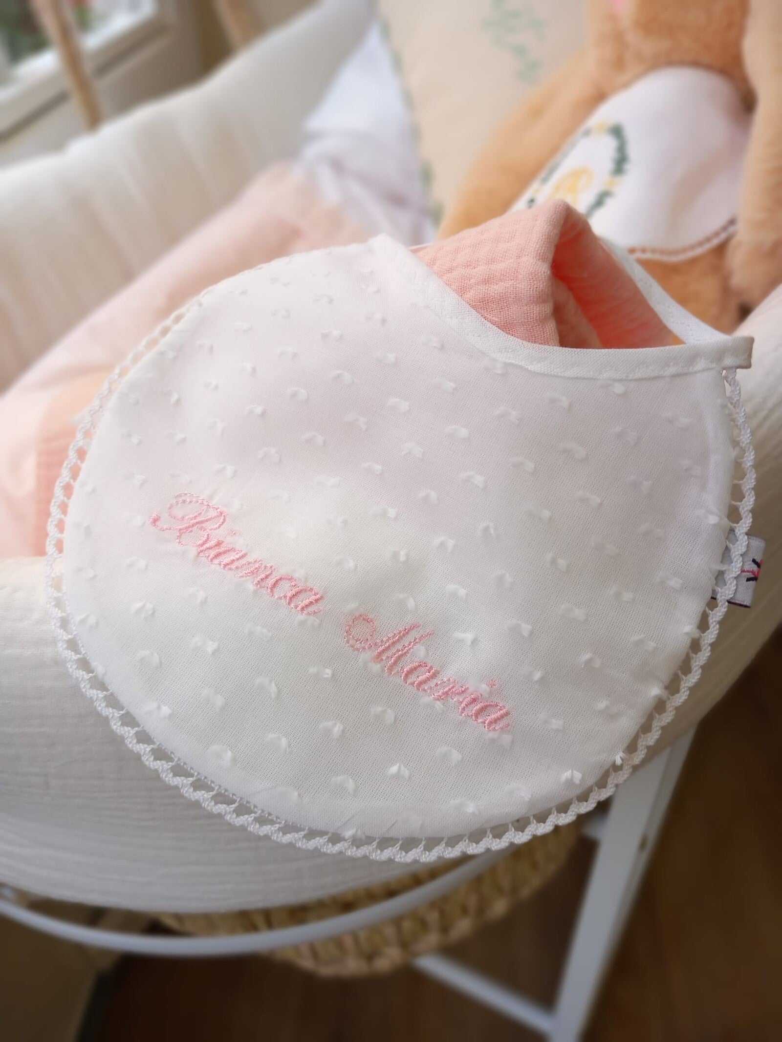 Bavaglino in plumetis con merlettino