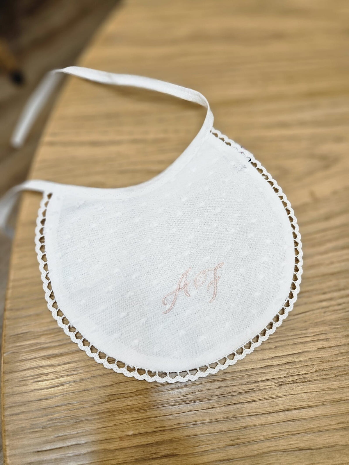 Bavaglino in plumetis con merlettino