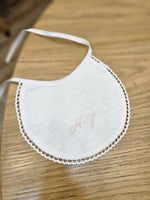 Bavaglino in plumetis con merlettino