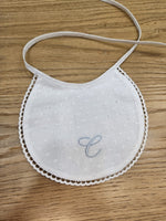 Bavaglino in plumetis con merlettino