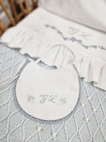 Bavaglino in lino personalizzato con mazzetti di fiori