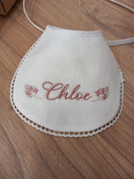 Bavaglino in lino personalizzato con mazzetti di fiori