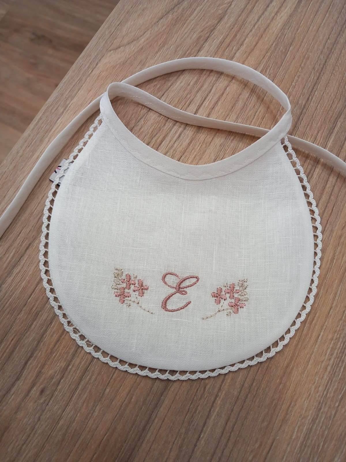 Bavaglino in lino personalizzato con mazzetti di fiori