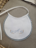 Bavaglino in lino personalizzato con mazzetti di fiori