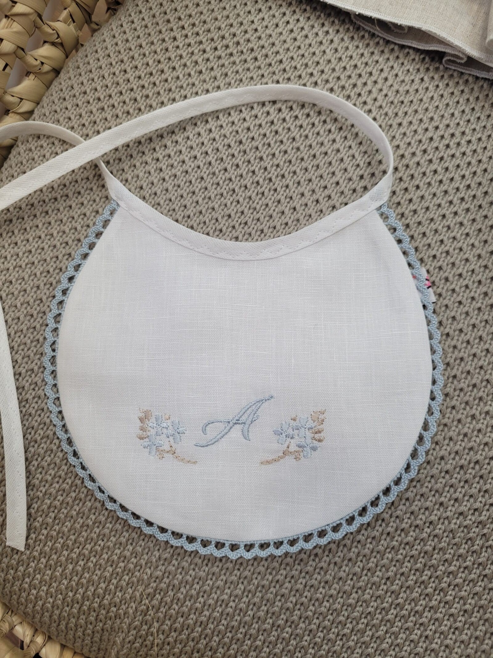 Bavaglino in lino personalizzato con mazzetti di fiori