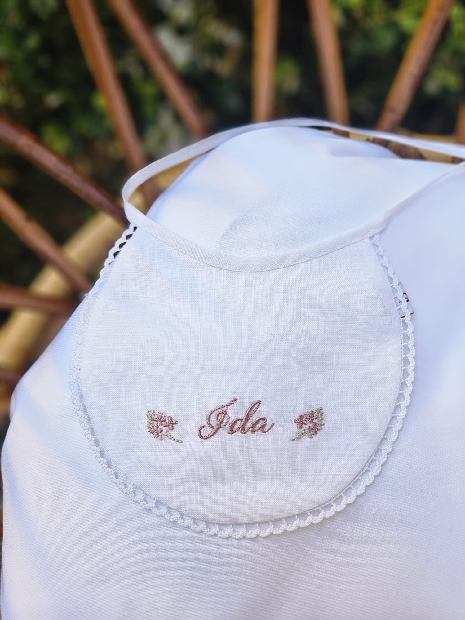 Bavaglino in lino personalizzato con mazzetti di fiori