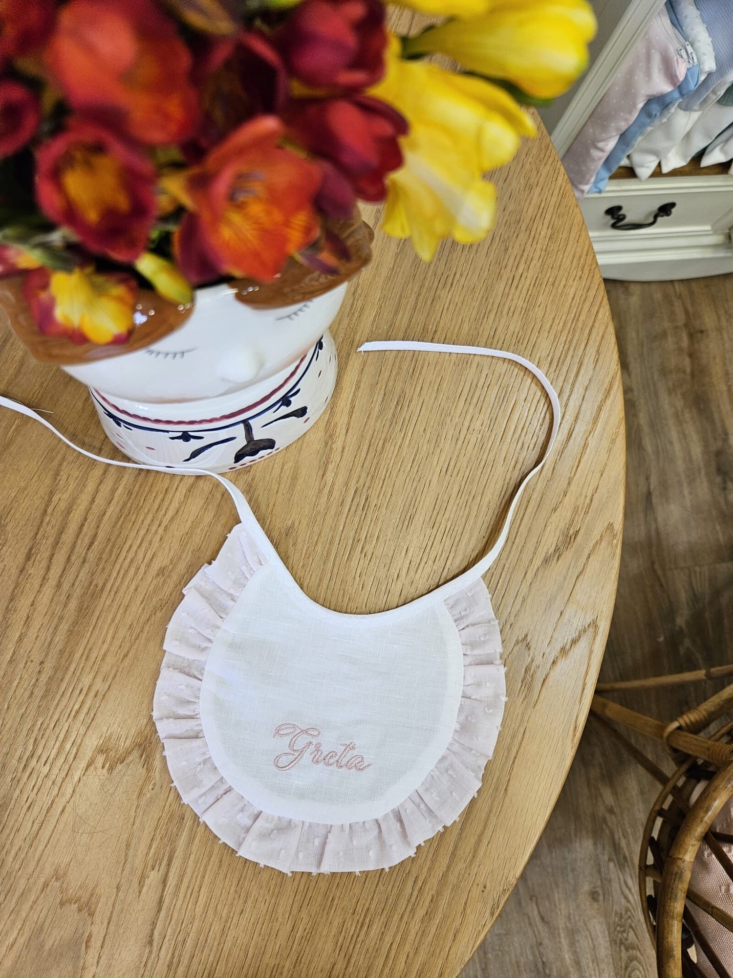 Bavaglino con rouche in plumetis