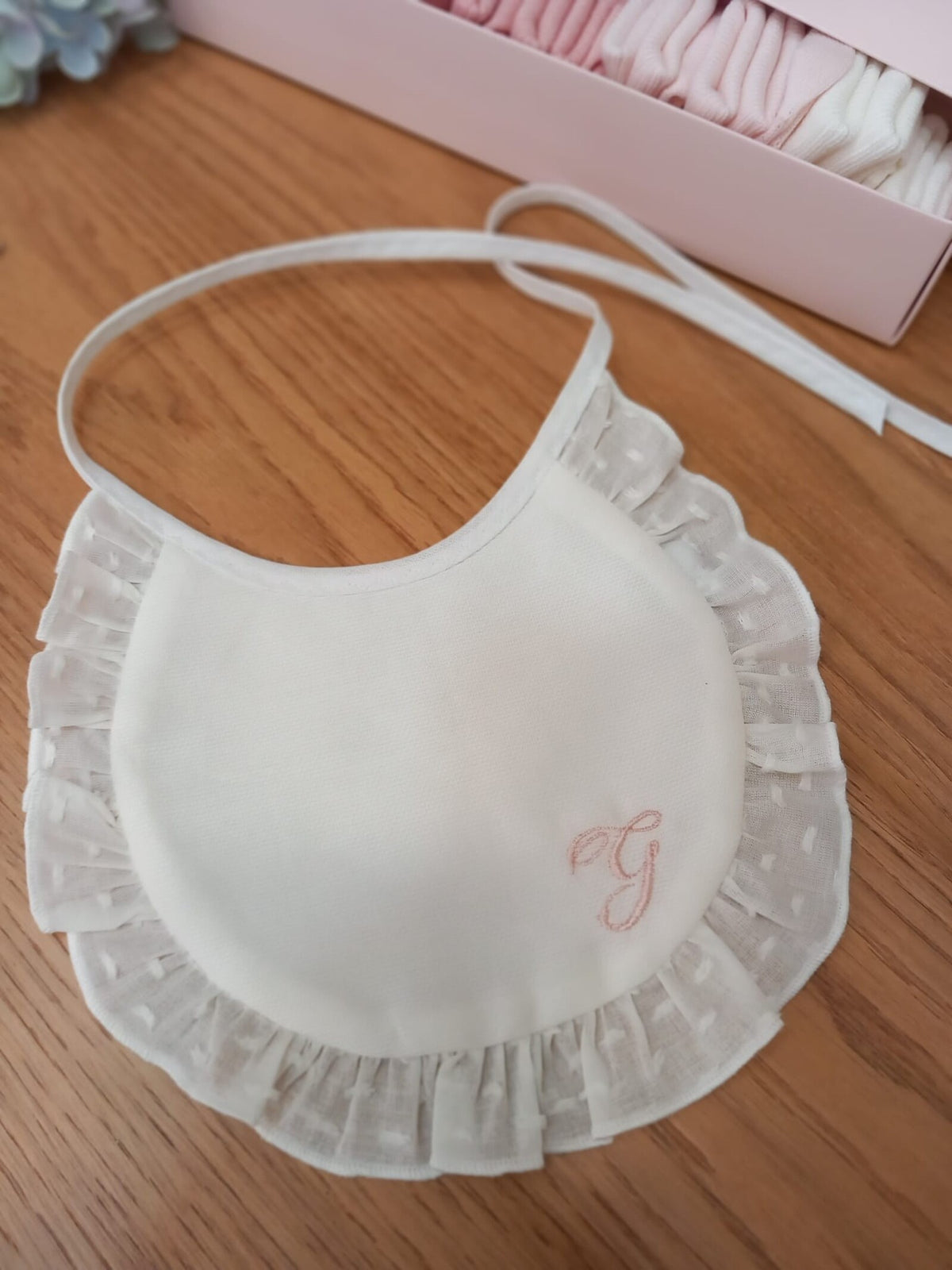 Bavaglino con rouche in plumetis