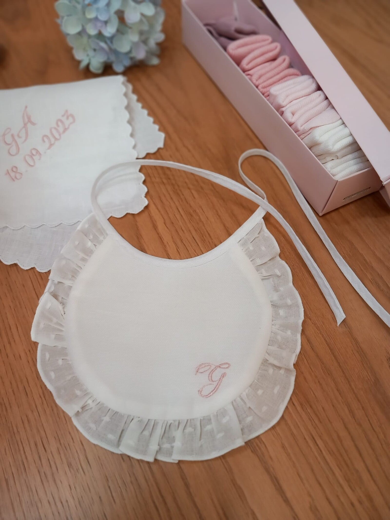 Bavaglino con rouche in plumetis