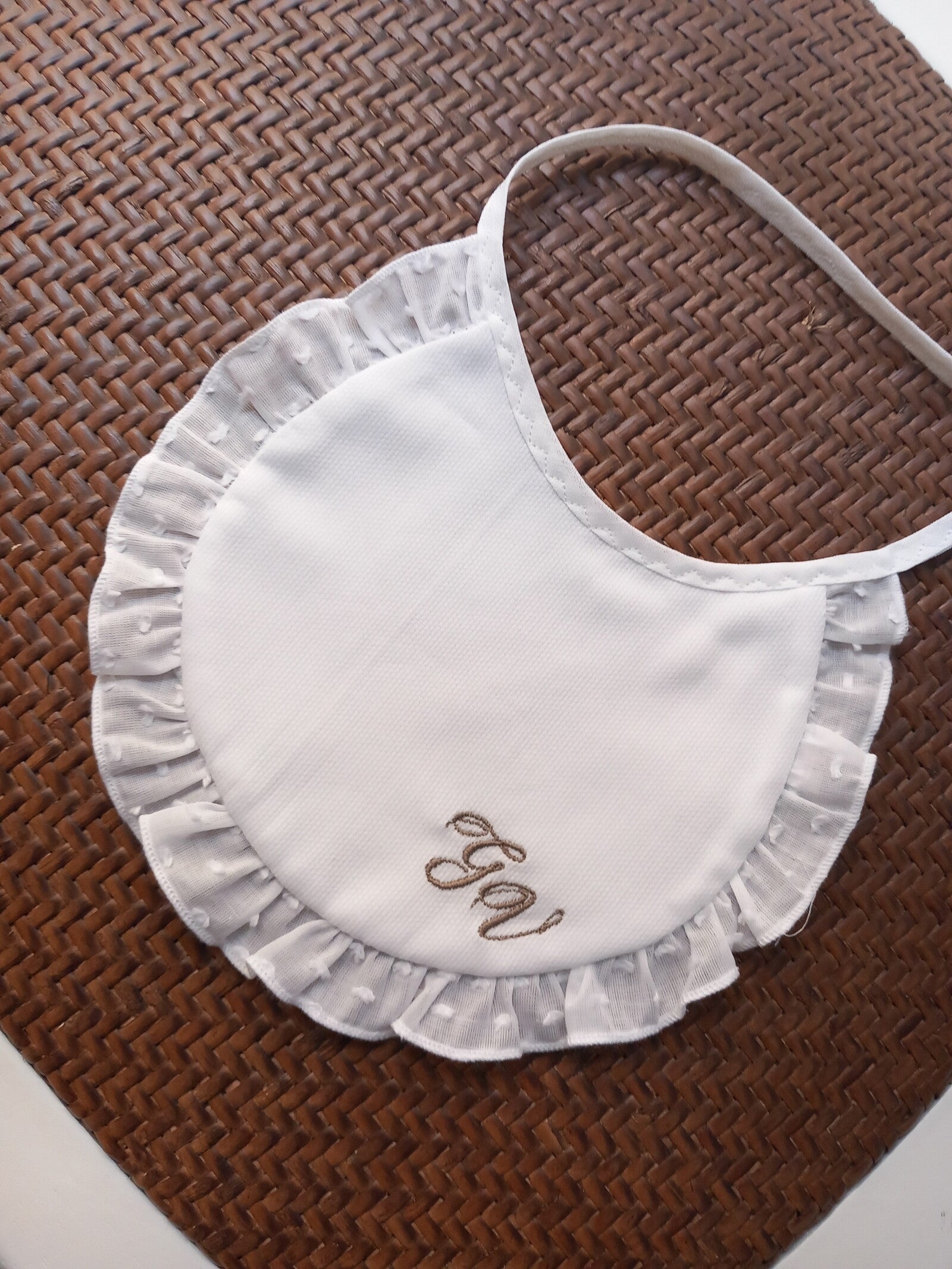 Bavaglino con rouche in plumetis