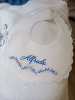 Bavaglino in lino bianco con smerlo