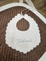 Bavaglino in lino bianco con smerlo