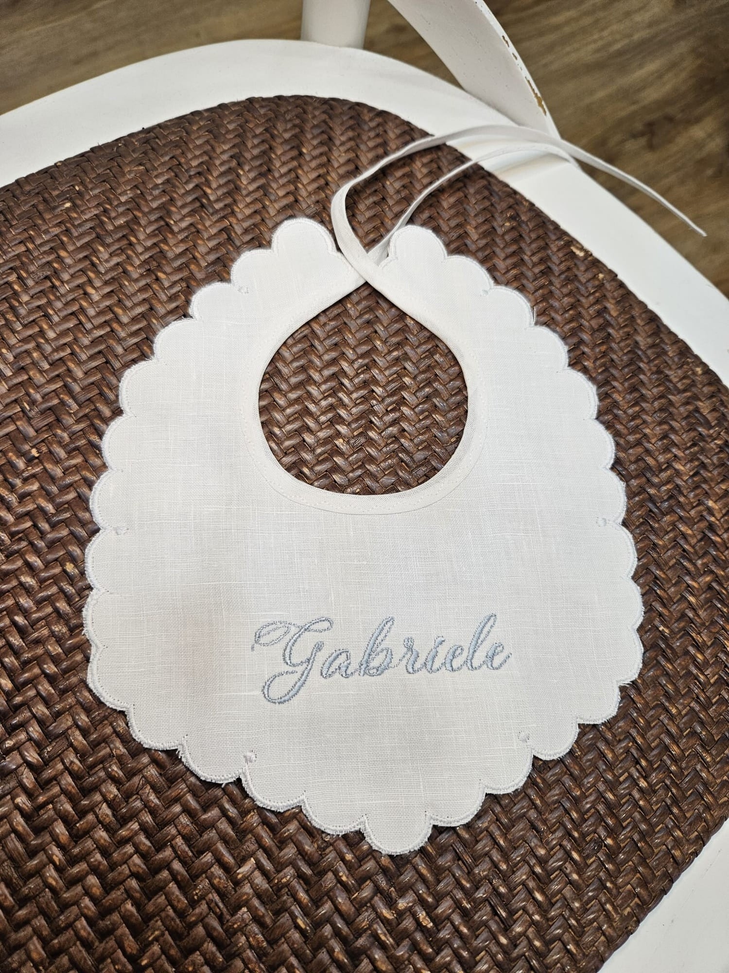 Bavaglino in lino bianco con smerlo