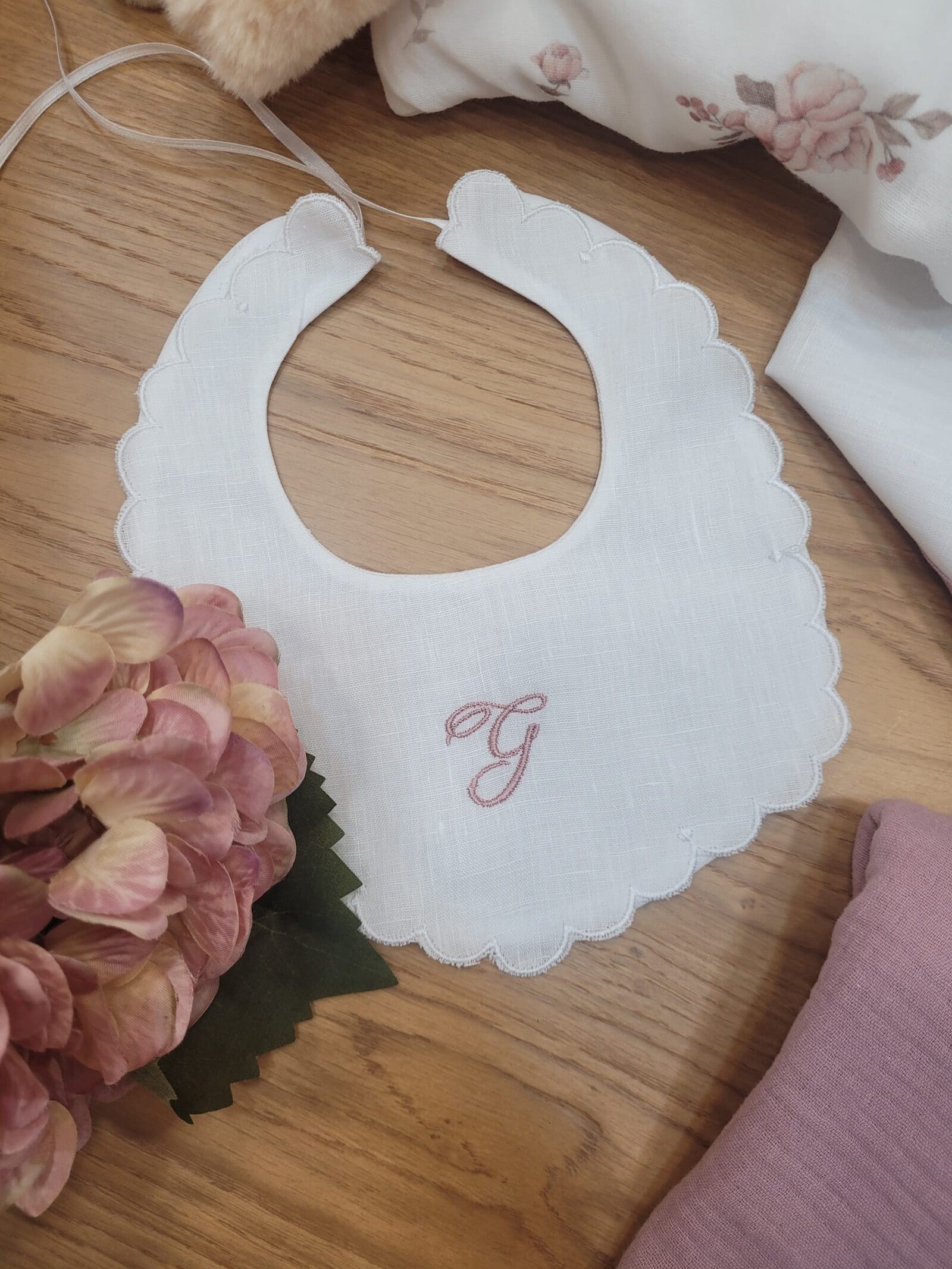 Bavaglino in lino bianco con smerlo