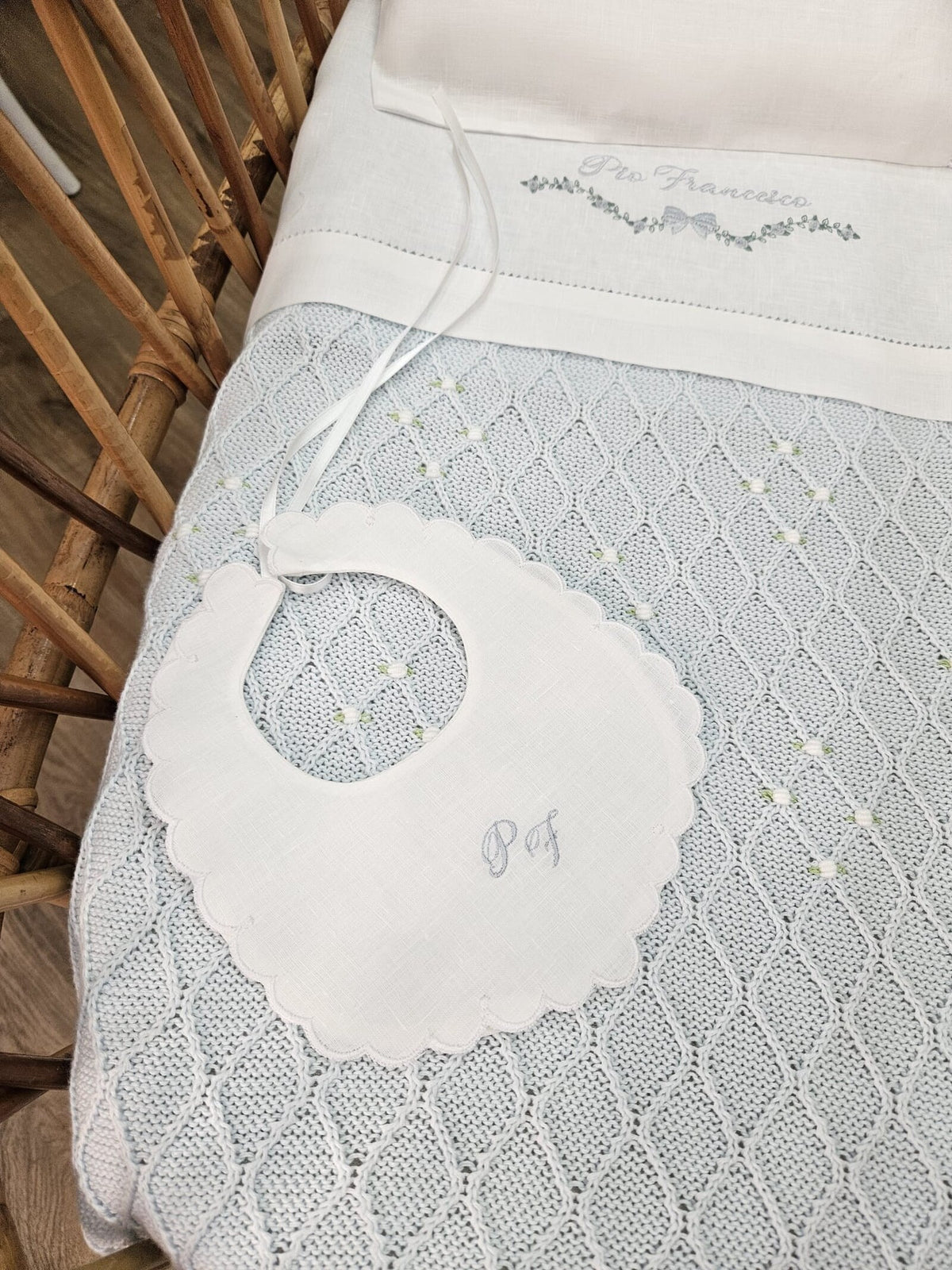 Bavaglino in lino bianco con smerlo