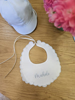 Bavaglino in lino bianco con smerlo