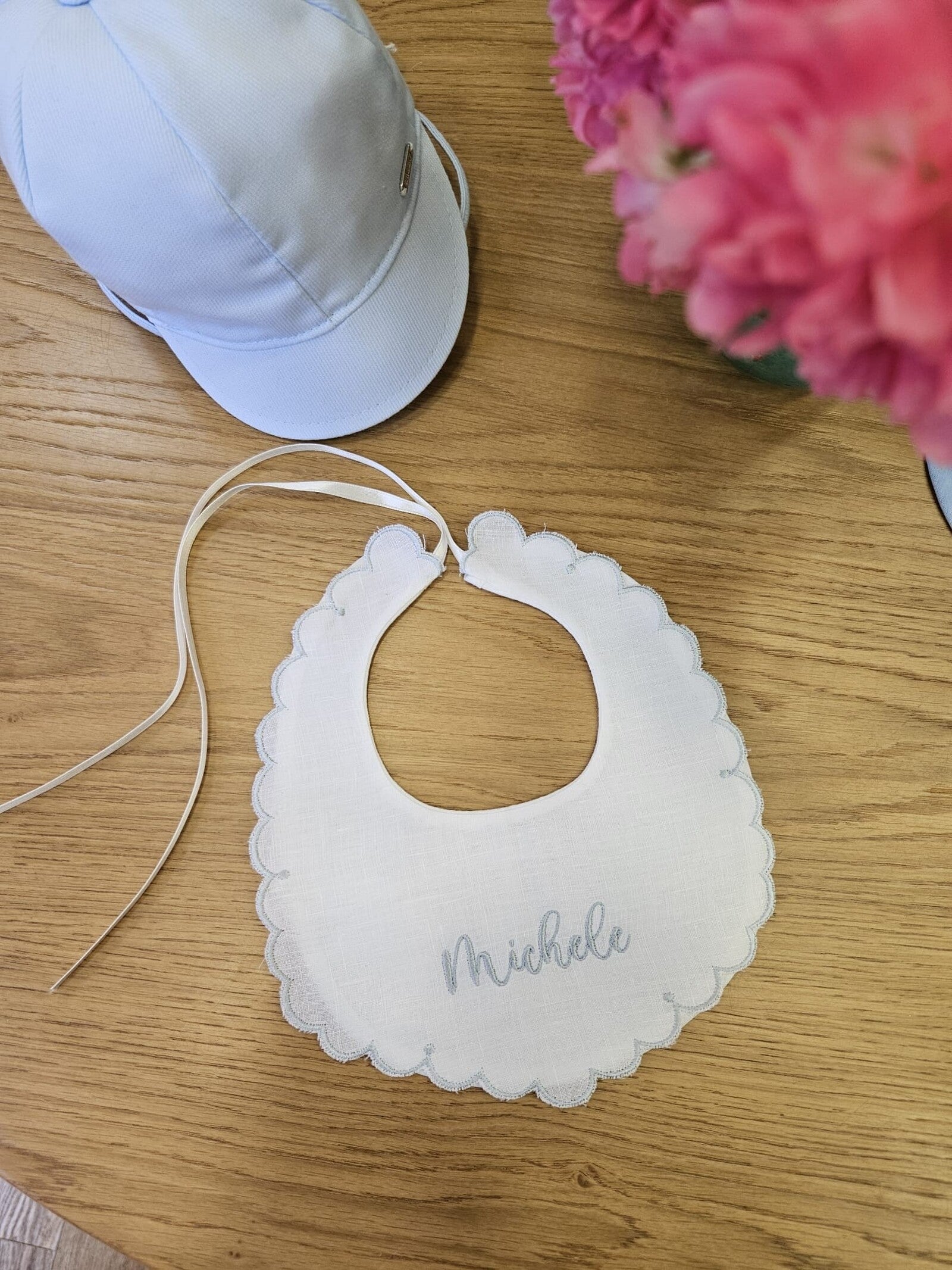 Bavaglino in lino bianco con smerlo