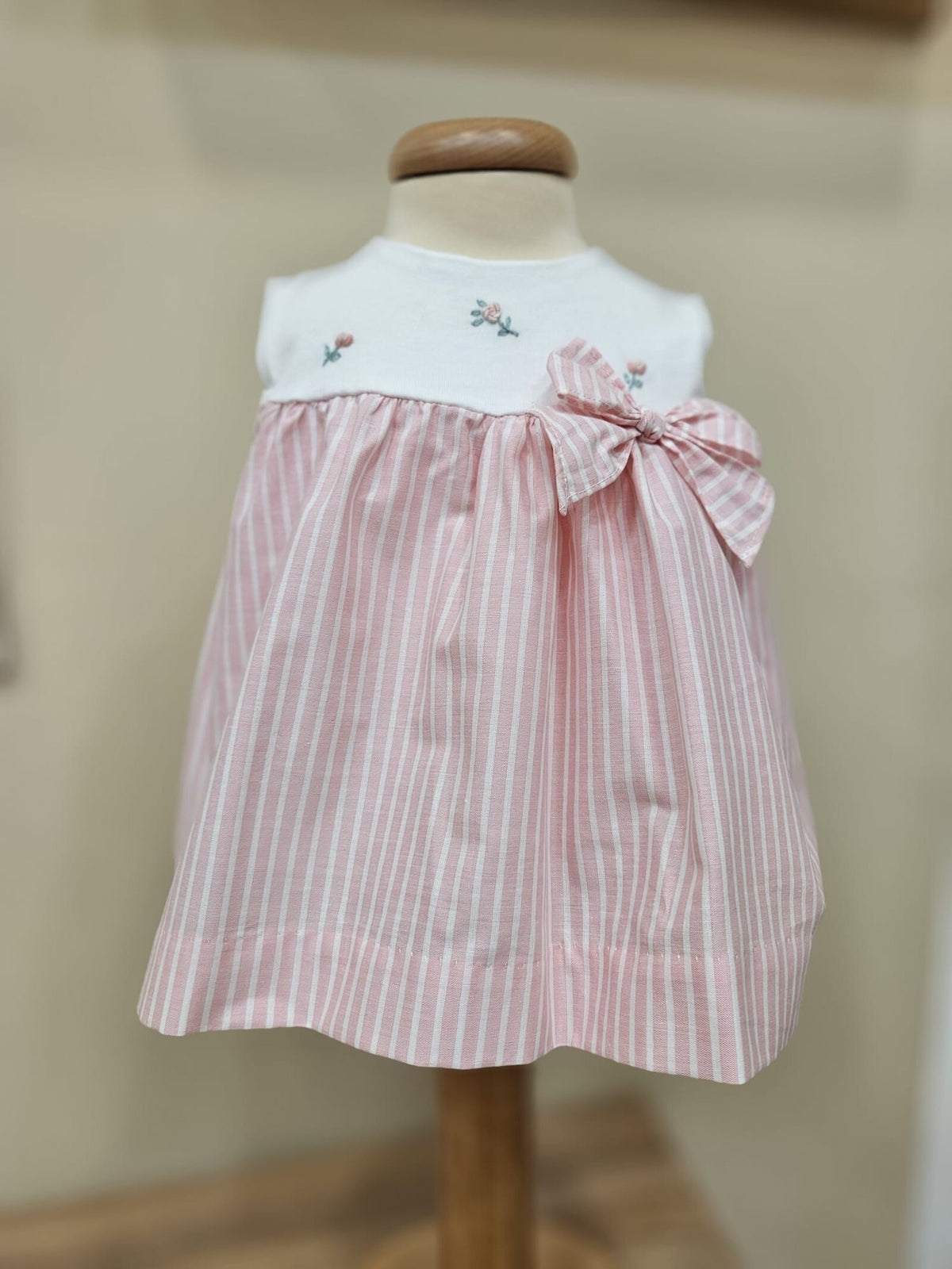 Vestitino in cotone con boccioli ricamati