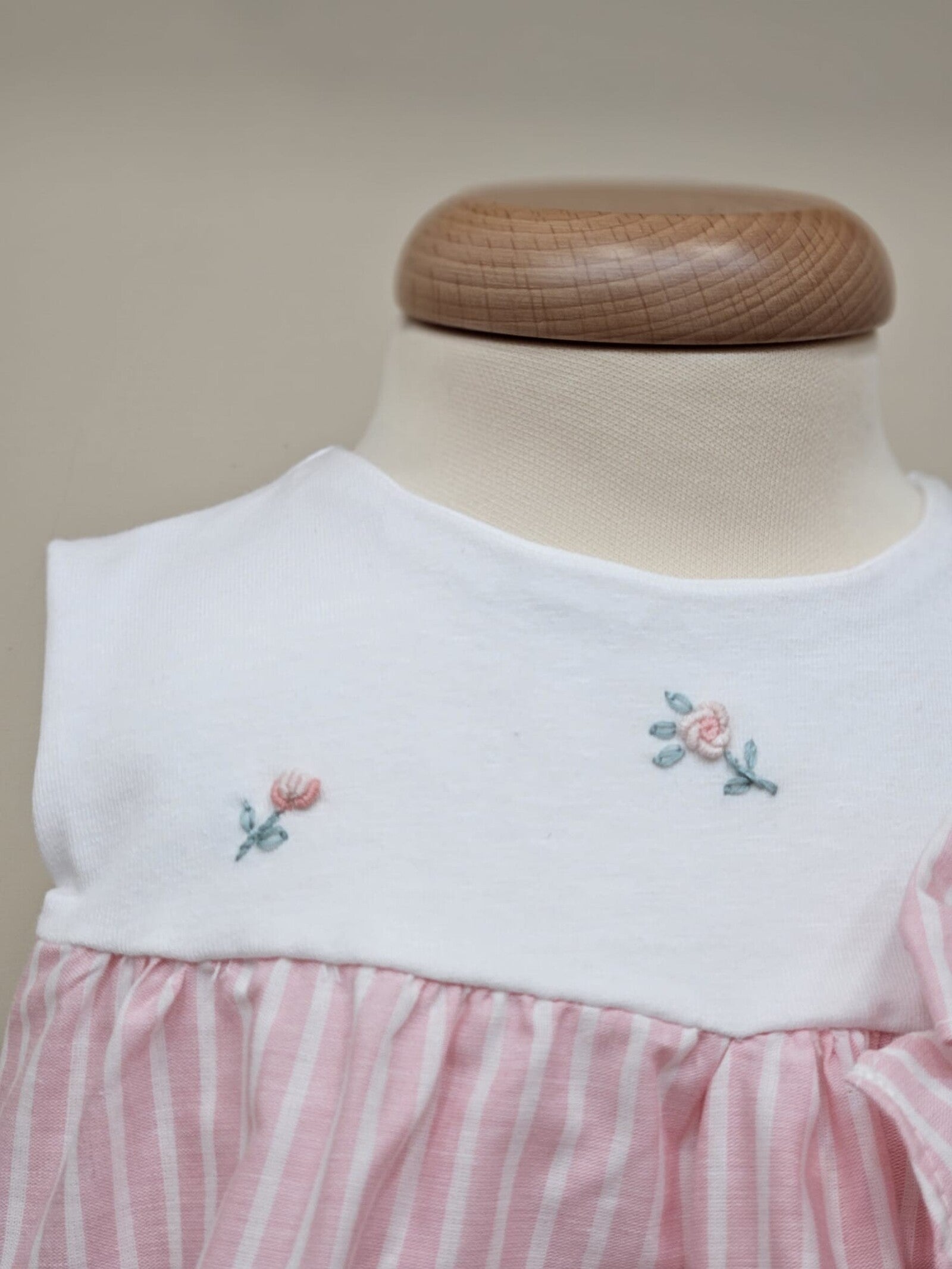 Vestitino in cotone con boccioli ricamati