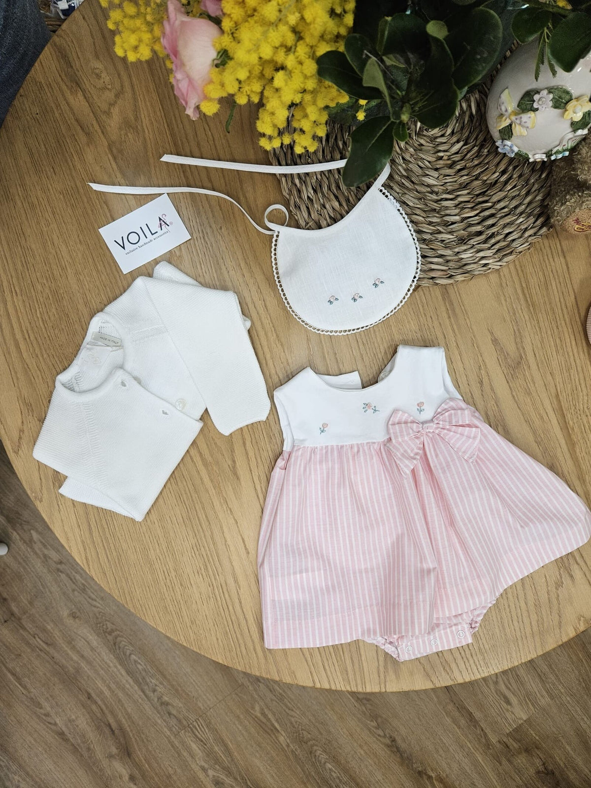 Vestitino in cotone con boccioli ricamati