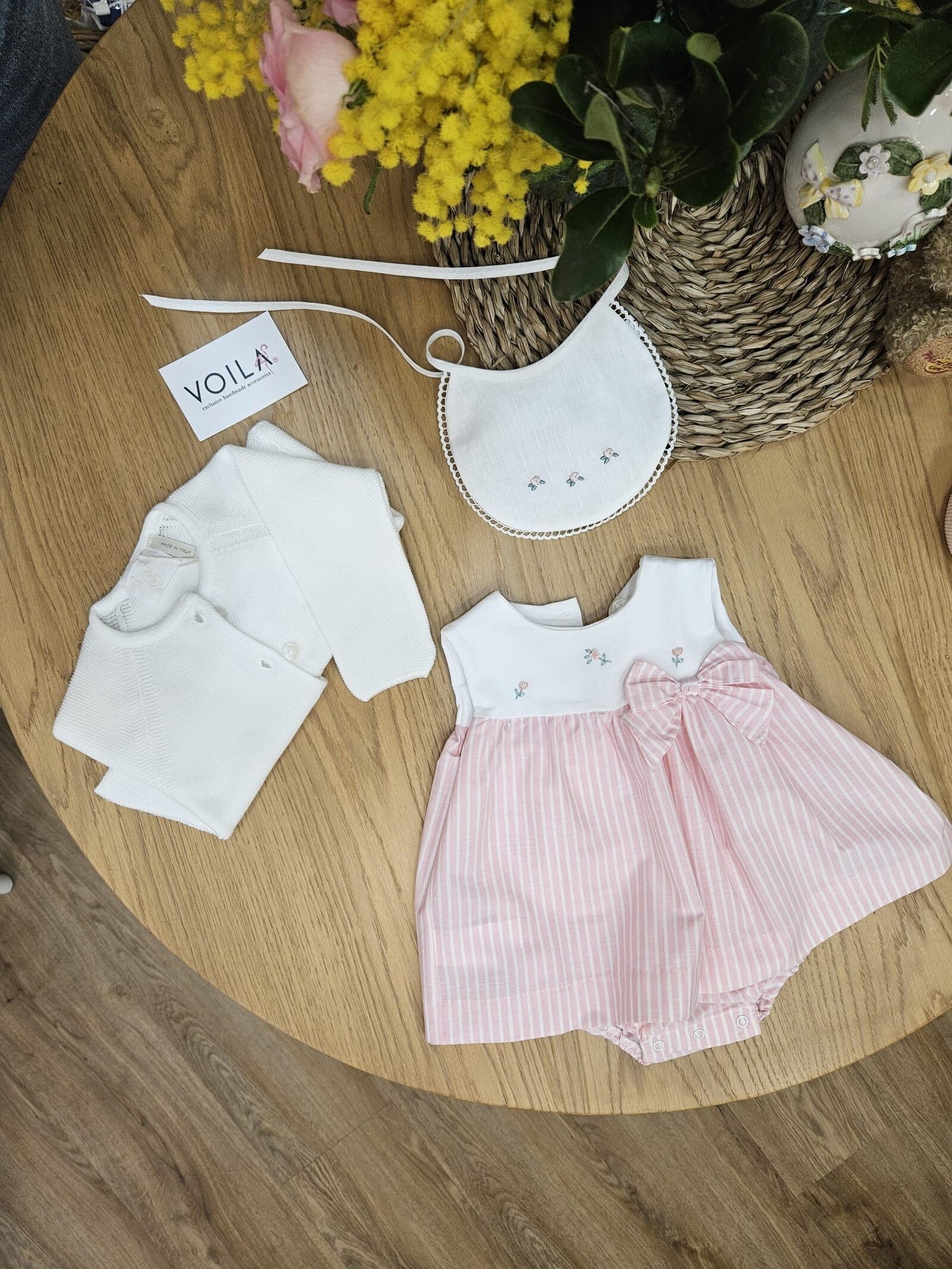 Vestitino in cotone con boccioli ricamati