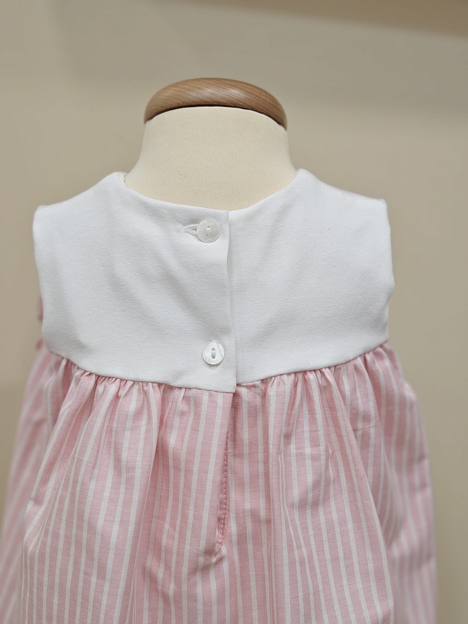 Vestitino in cotone con boccioli ricamati