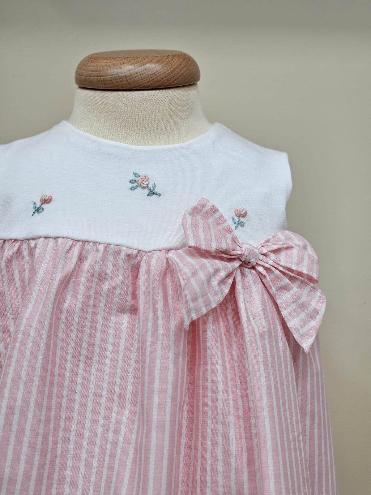 Vestitino in cotone con boccioli ricamati