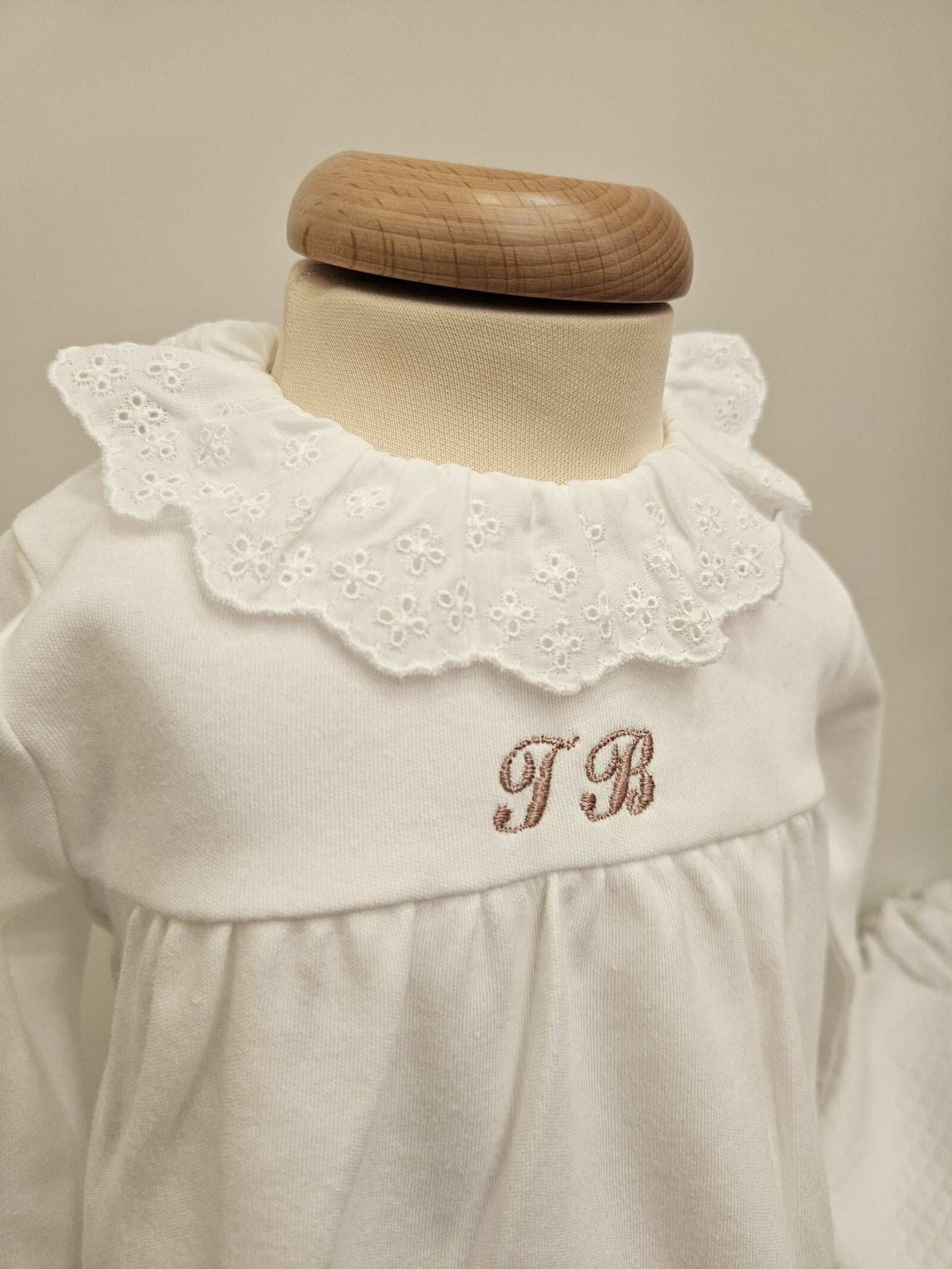 Completo due pezzi in jersey di cotone con colletto in sangallo