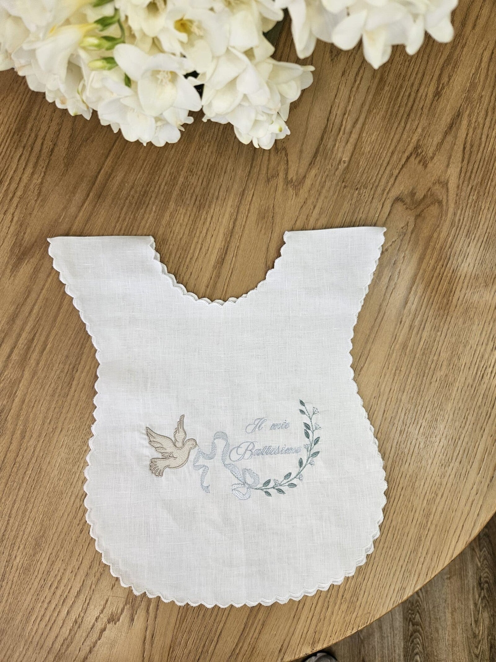 Camicino battesimale in lino bianco con smerlo
