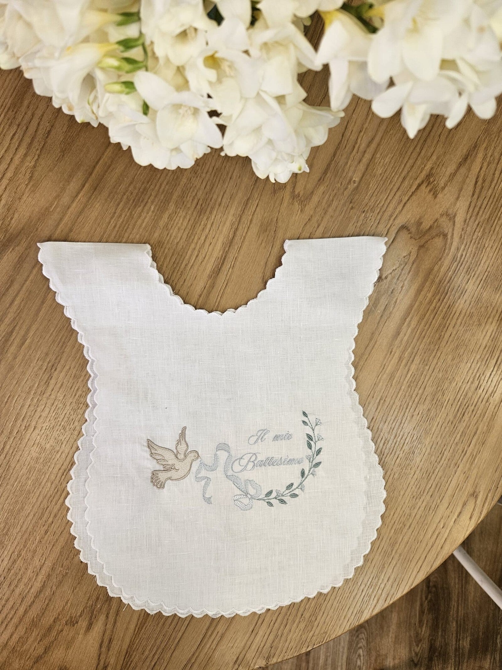 Camicino battesimale in lino bianco con smerlo