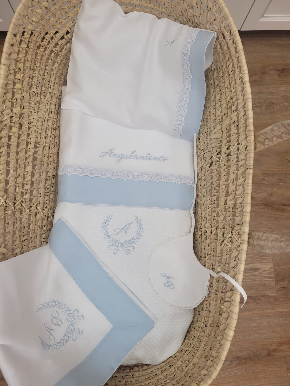 Coordinato culletta, Lenzuolino in lino e pizzo sangallo con copertina