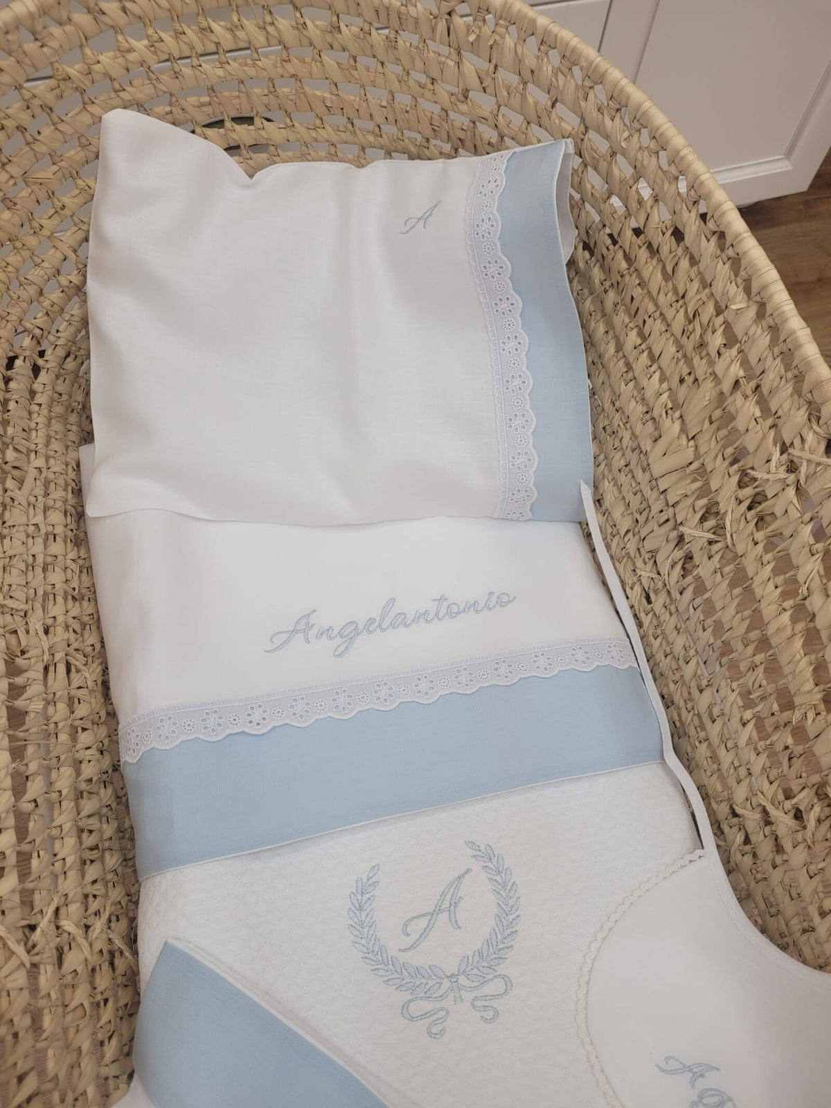 Coordinato culletta, Lenzuolino in lino e pizzo sangallo con copertina