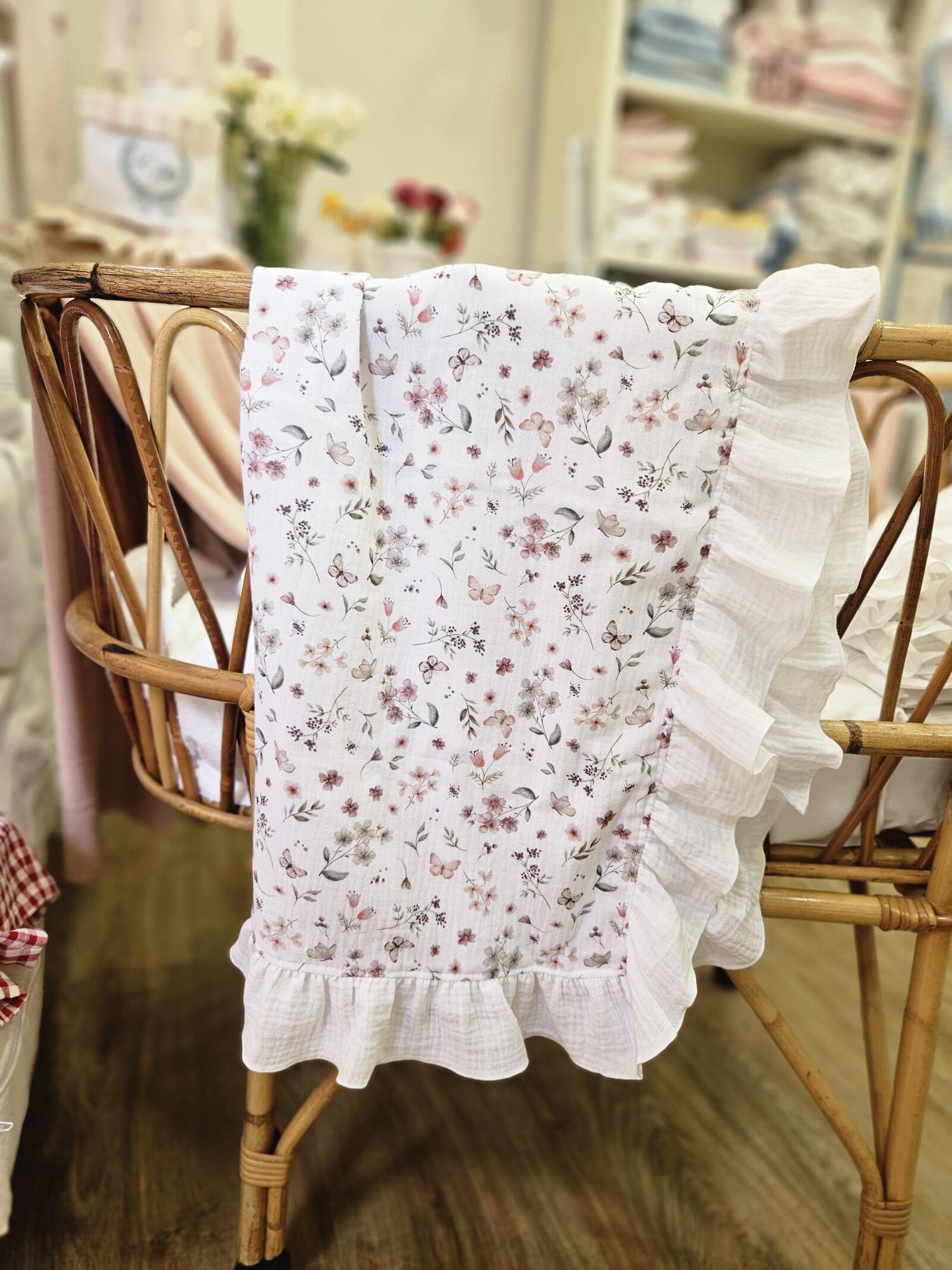 Quadrato in mussola a fantasia con rouche bianca