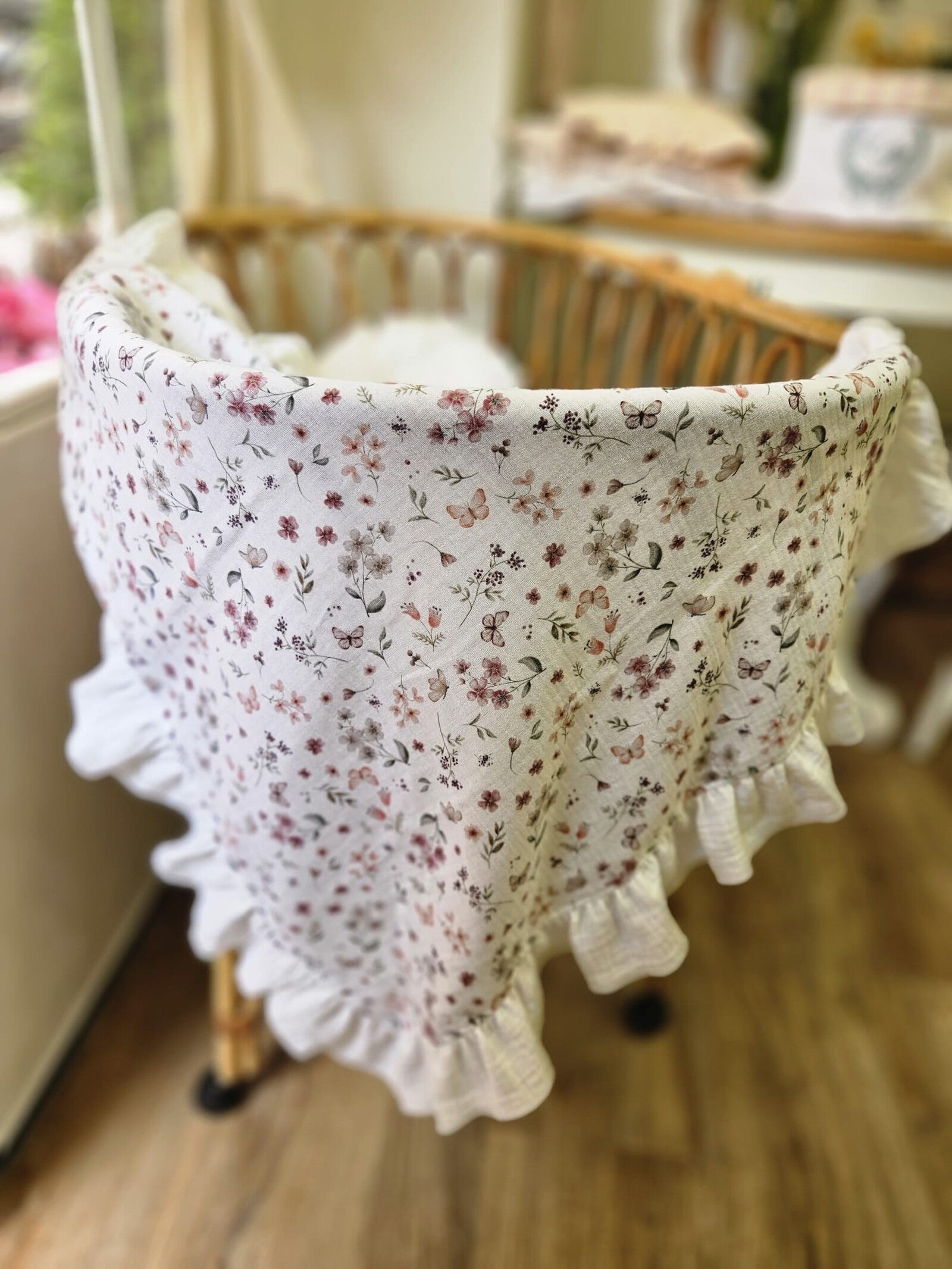 Quadrato in mussola a fantasia con rouche bianca