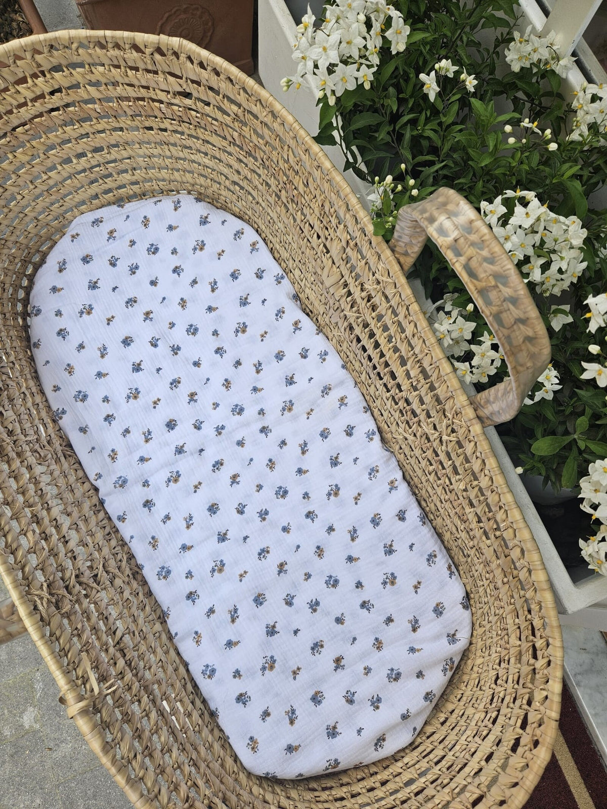 Lenzuolino con angoli in mussola a fantasia