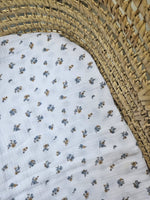 Lenzuolino con angoli in mussola a fantasia