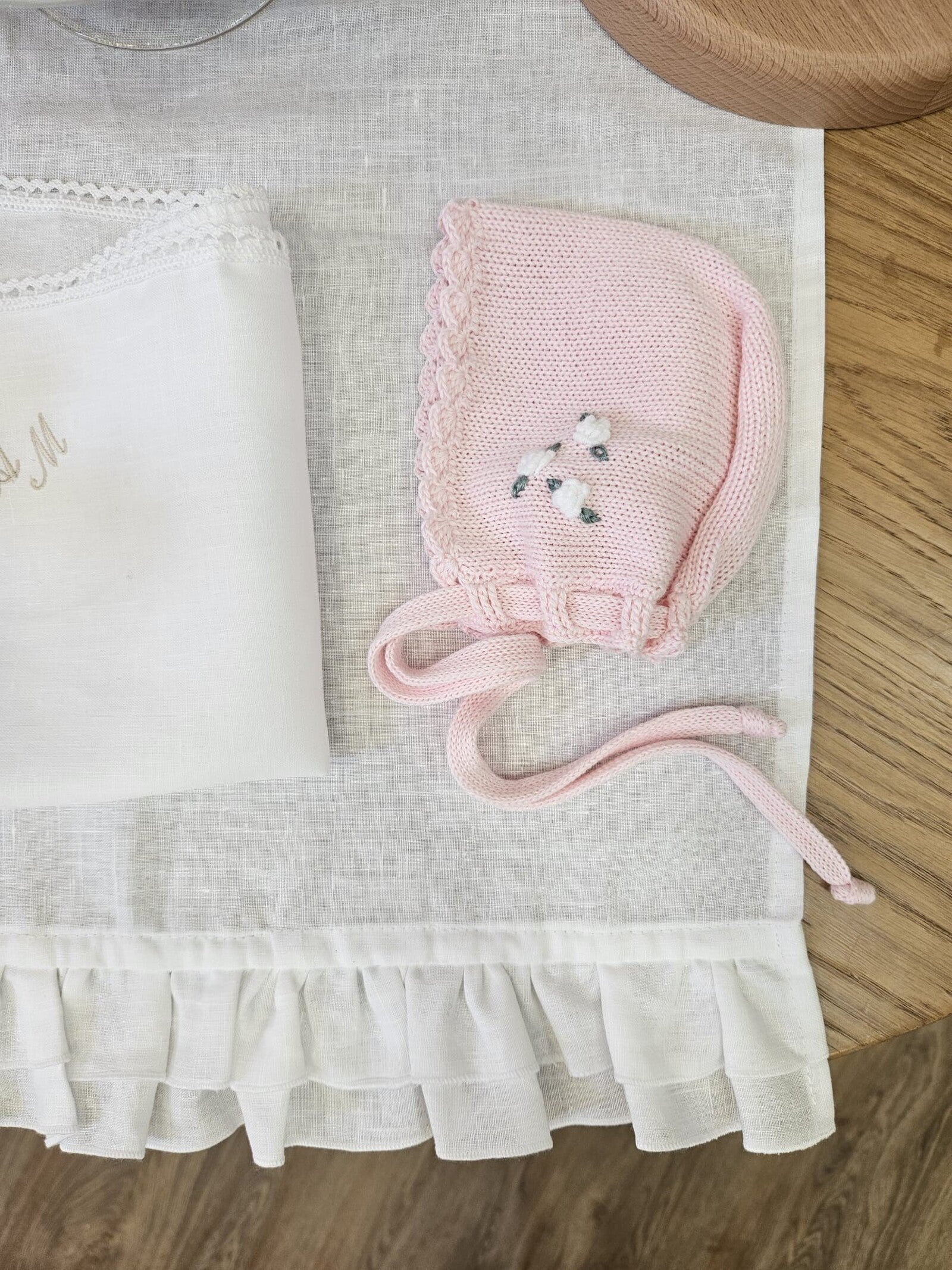 Cuffietta nascita in filo di cotone con ricamo a mano