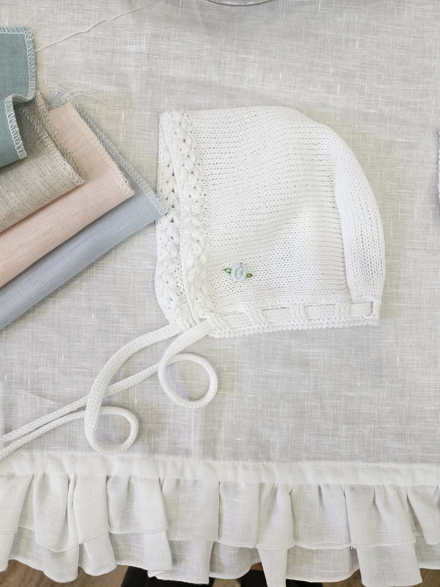 Cuffietta nascita in filo di cotone con ricamo a mano