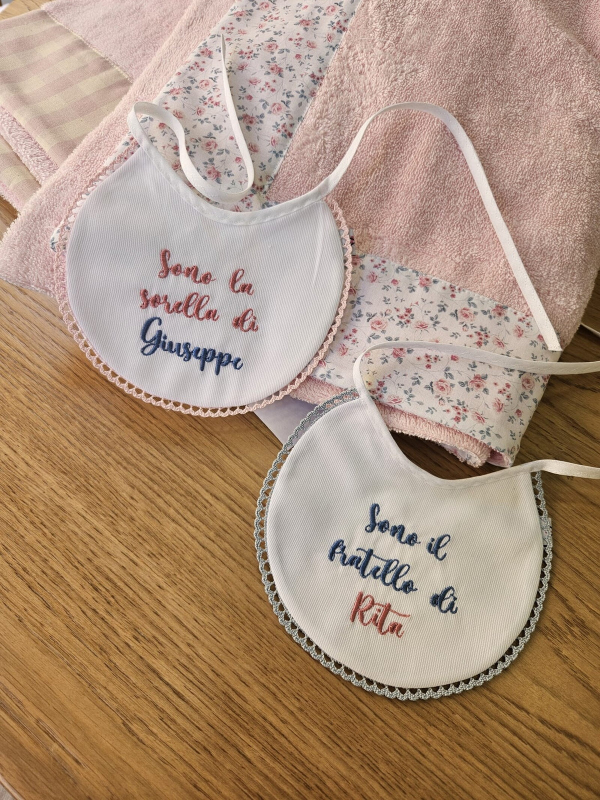 Coppia di bavaglini personalizzati per Gemellini