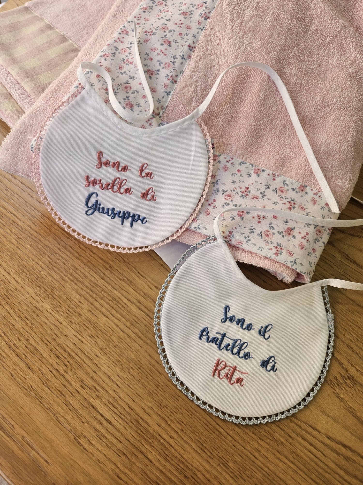 Coppia di bavaglini personalizzati per Gemellini