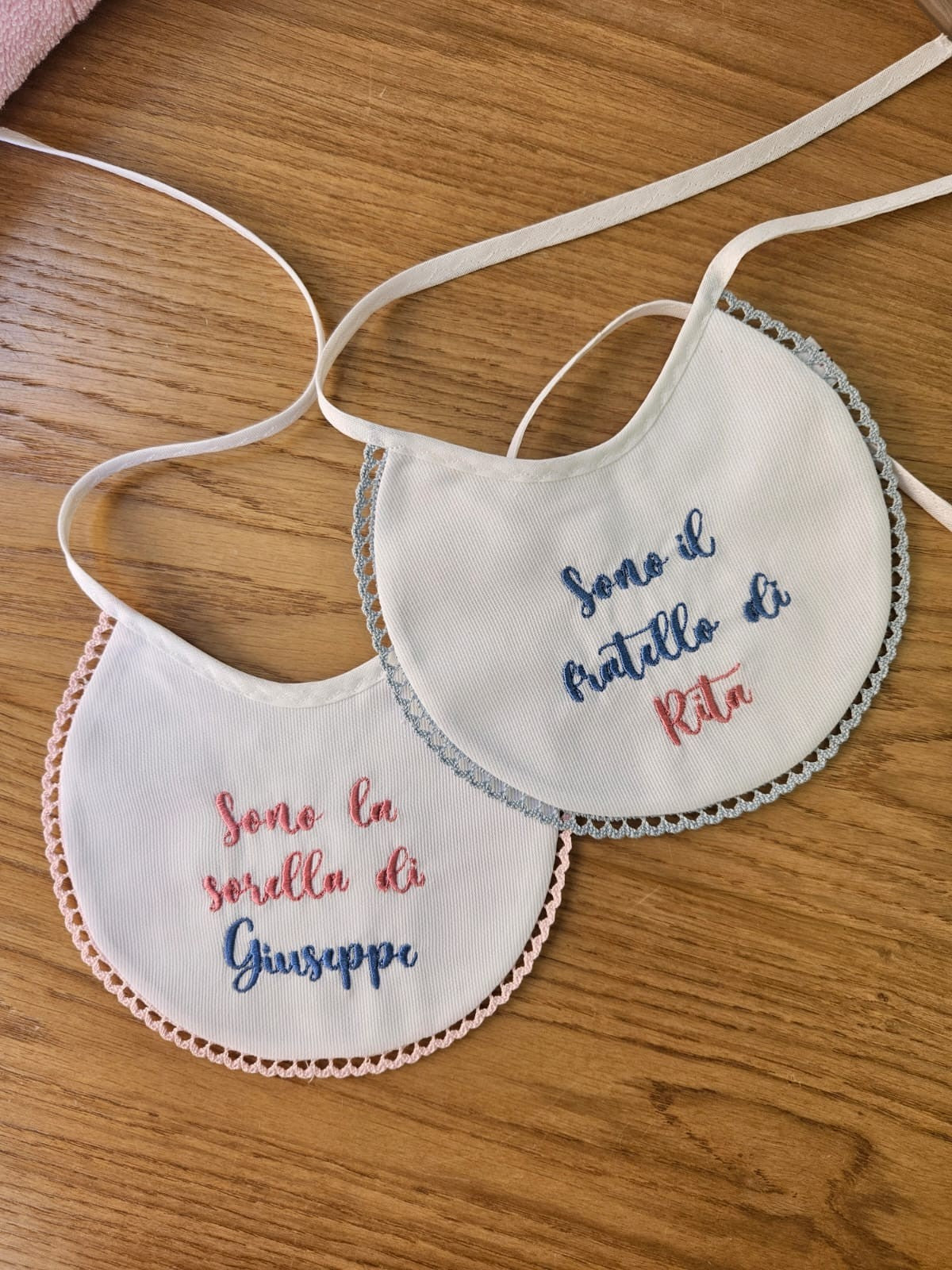 Coppia di bavaglini personalizzati per Gemellini