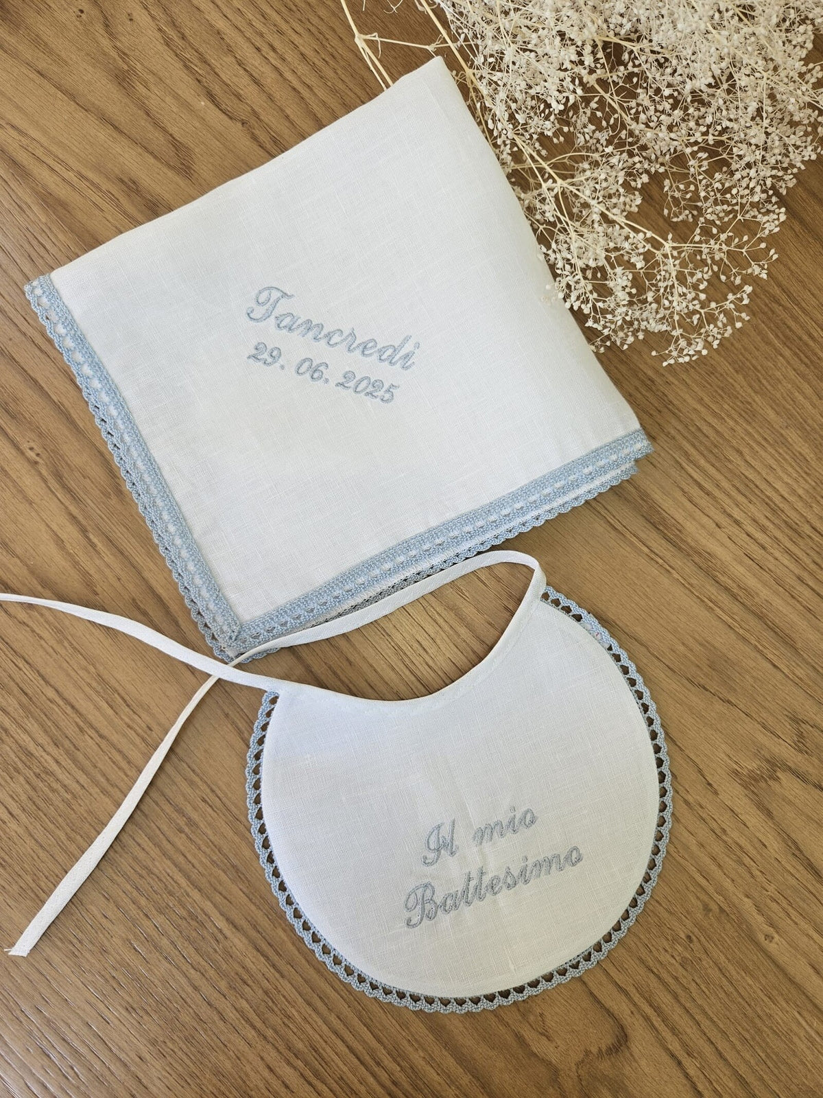 Set Battesimale in Lino con Merlettino – Bavaglino e Fazzoletto Personalizzati