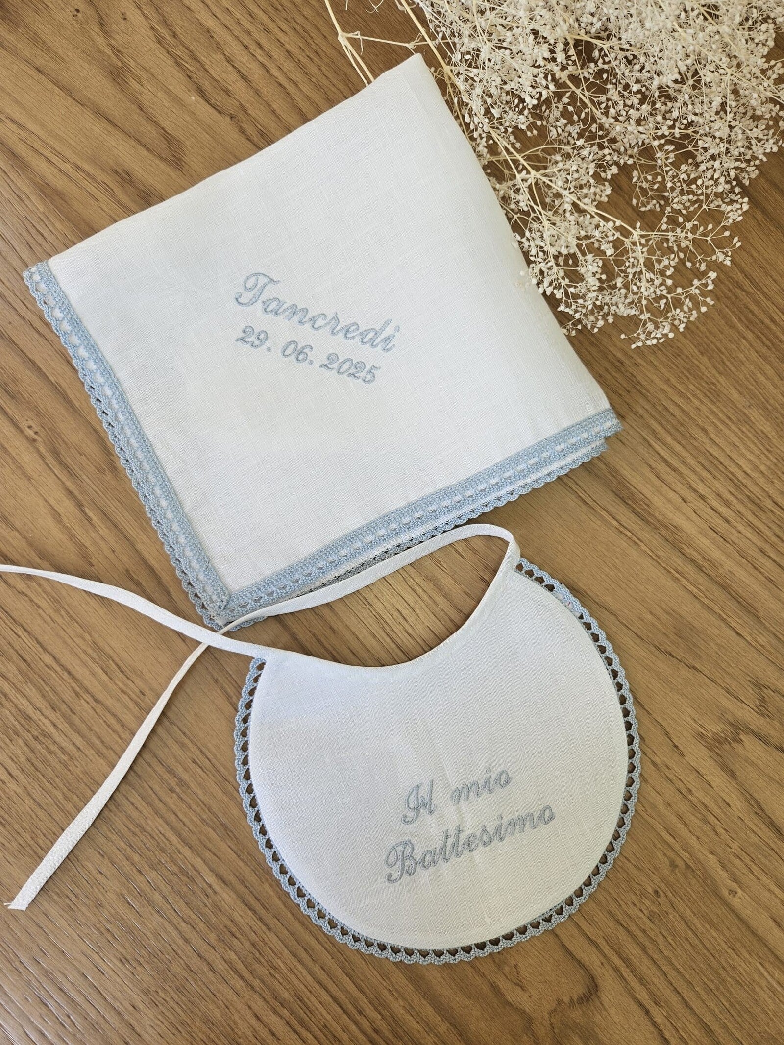Set Battesimale in Lino con Merlettino – Bavaglino e Fazzoletto Personalizzati