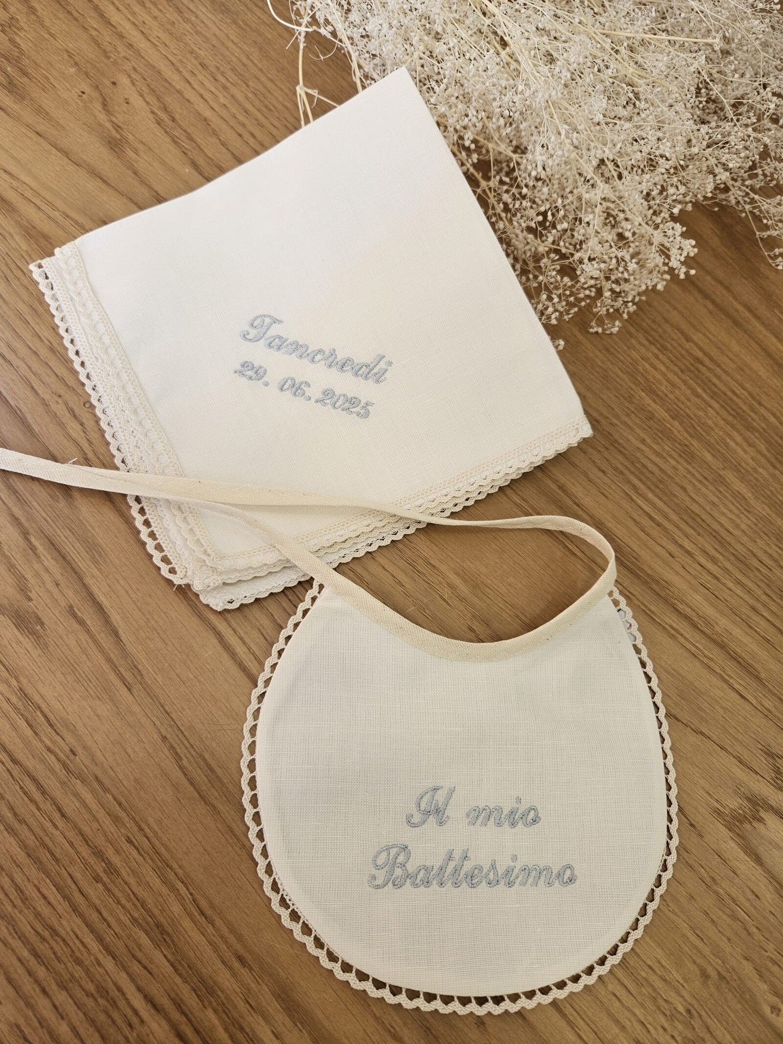 Set Battesimale in Lino con Merlettino – Bavaglino e Fazzoletto Personalizzati