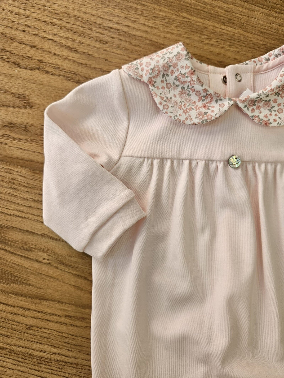 Tutina neonato in jersey di cotone con colletto a margherita