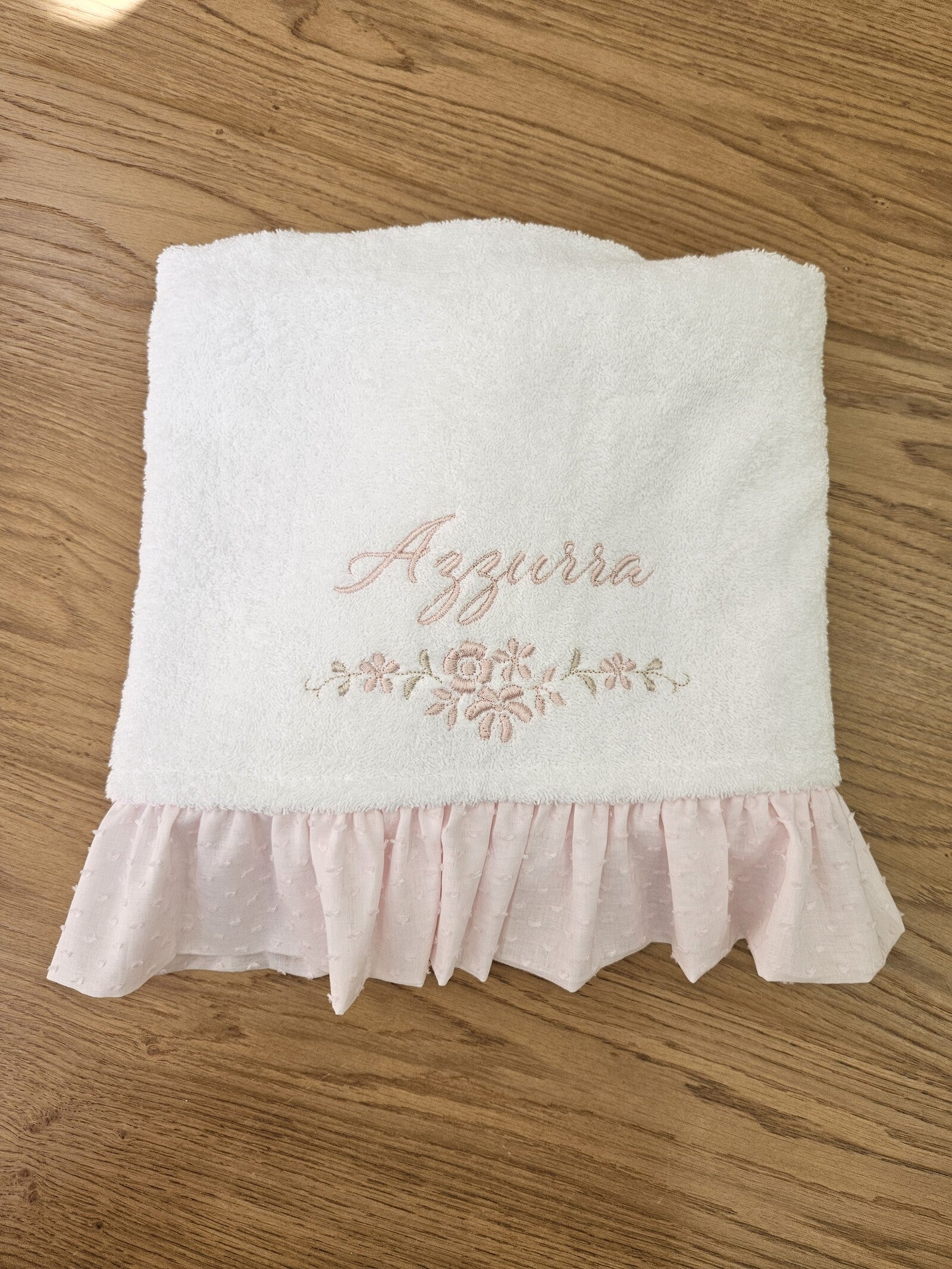 Telo bagnetto in spugna di cotone con rouche in plumetis