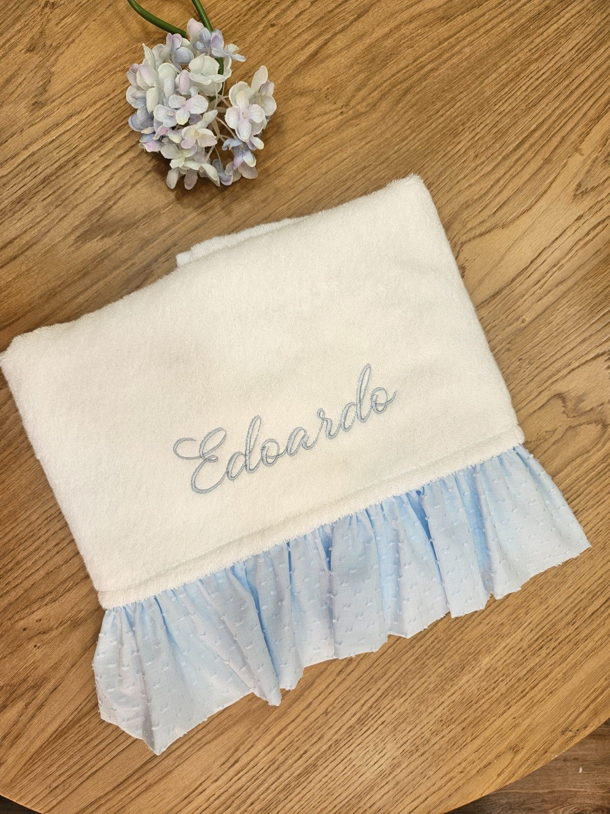 Telo bagnetto in spugna di cotone con rouche in plumetis