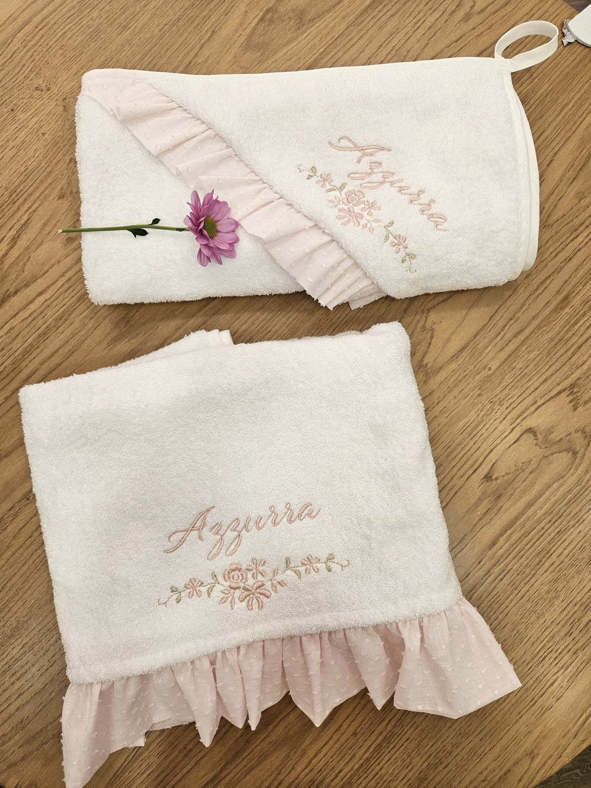 Telo bagnetto in spugna di cotone con rouche in plumetis