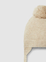 Berretto lavorato a maglia con pon pon